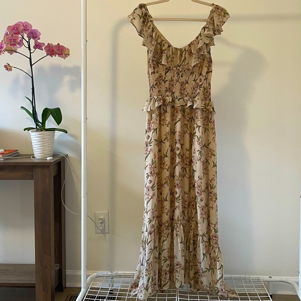 ASTR THE LABEL size M floral dress. Has small slit by leg.